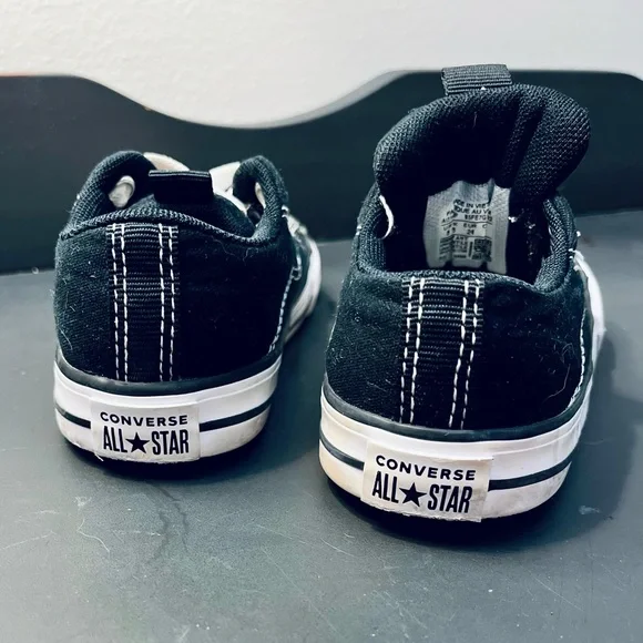 Converse Black and White Low-Tops - Kids size 8 - Picture 5 of 8